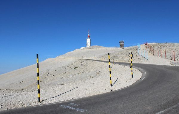 En Provence se trouve le Mont  Ventoux